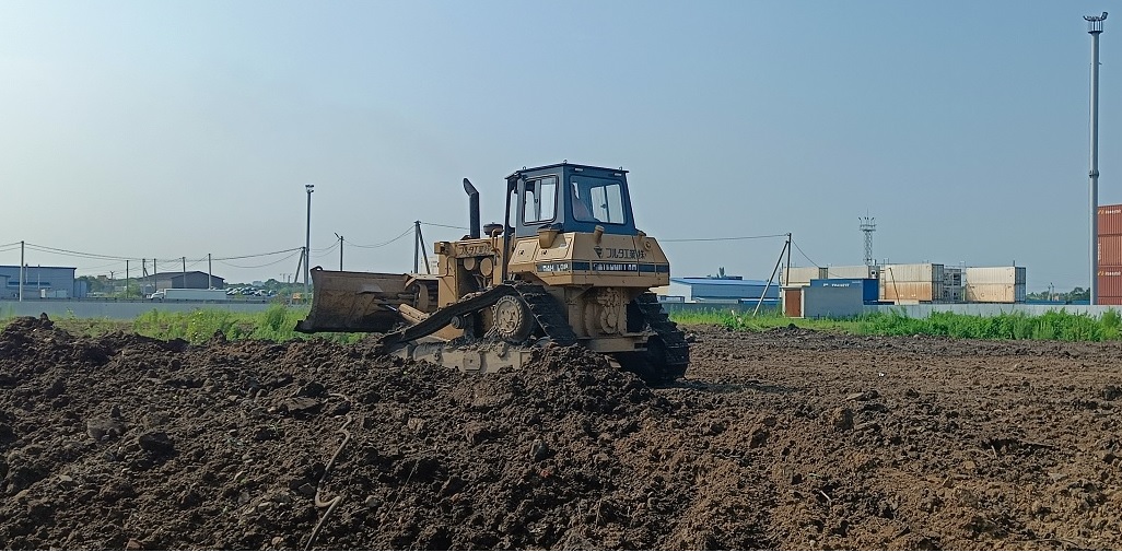 Бульдозер и экскватор роют и копают котлованы в Нижнем Тагиле