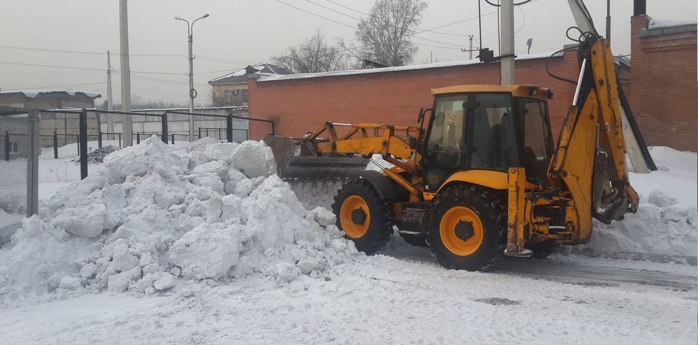 Экскаватор погрузчик для уборки снега и погрузки в самосвалы для вывоза в Артемовском