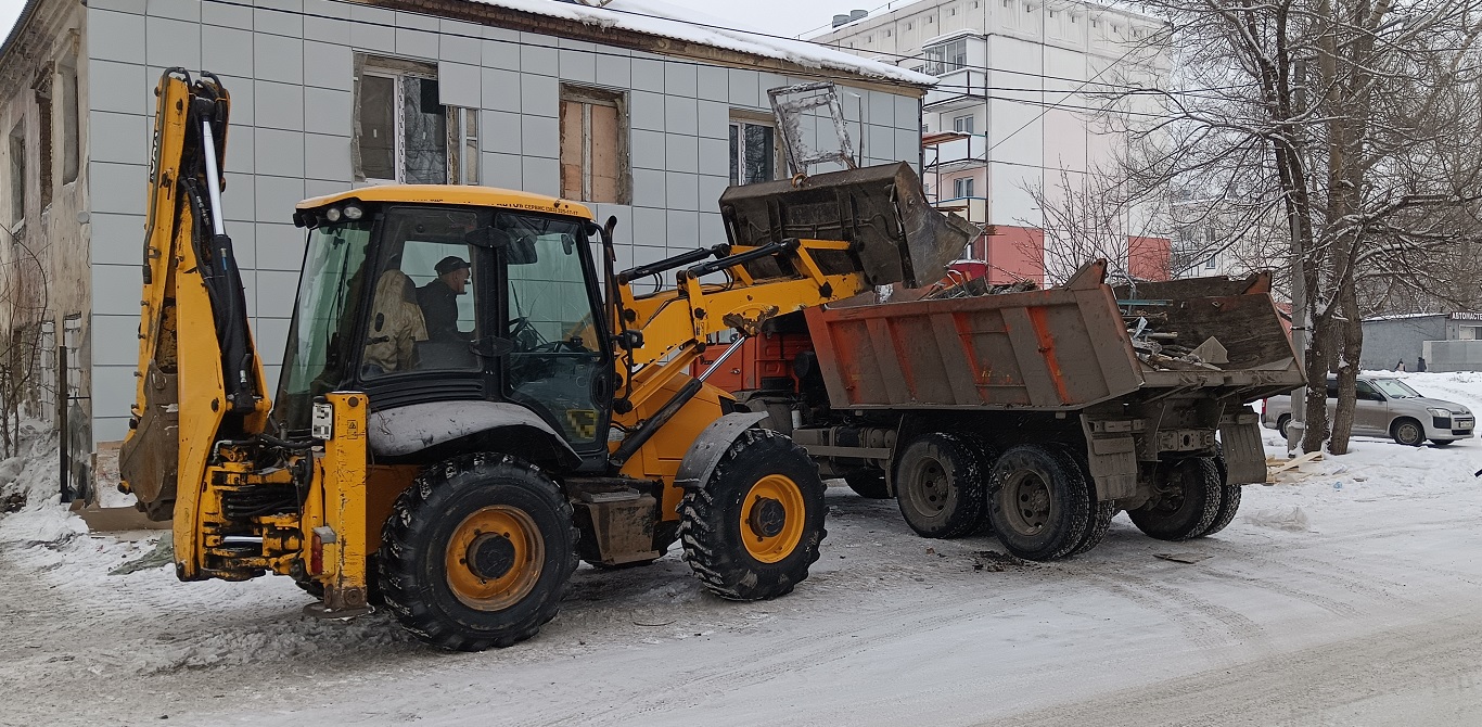 Уборка и вывоз строительного мусора, ТБО с помощью экскаватора и самосвала в Североуральске